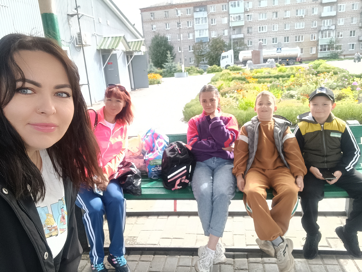 Это мы сидим на автостанции, ждем автобус. 