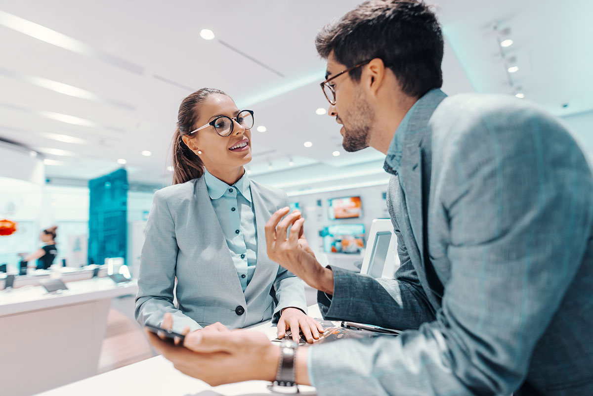 Покупка сим-карты в официальном салоне связи — гарантия честной цены и быстрого подключения к интернету. Источник: Shutterstock📷
