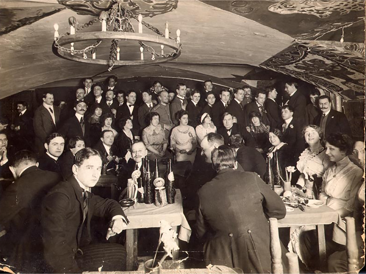 
Групповая фотография в кабаре "Бродячая собака". Среди присутствующих: Николай Иванович Кульбин, Надежда Евсеевна Добычина, Сергей Юрьевич Судейкин, Борис Константинович Пронин.  Санкт-Петербургское государственное бюджетное учреждение культуры "Государственный литературно-мемориальный музей Анны Ахматовой в Фонтанном Доме"
