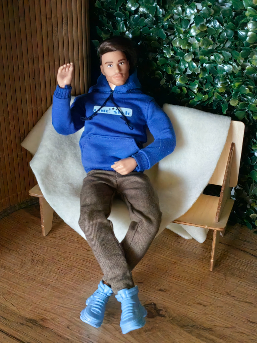 Леонард приветственно машет рукой