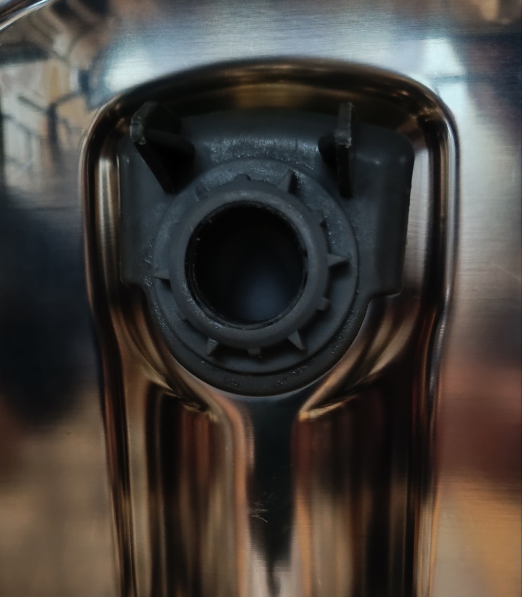 Старая гайка, уплотнитель уже отсутствует