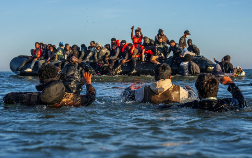В этом году около 27 997 мигрантов прибыли в Великобританию на небольших лодках © Carl Court/Getty Images Europe