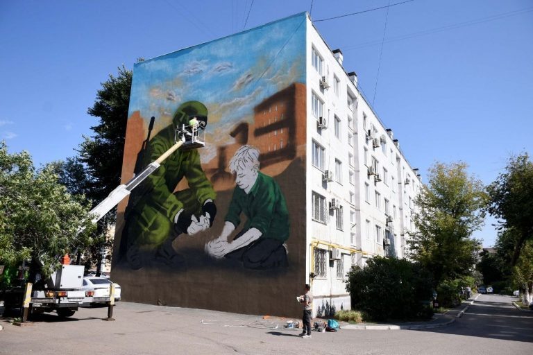    В Оренбурге завершают создание граффити «Корни будущего» Оренбуржье