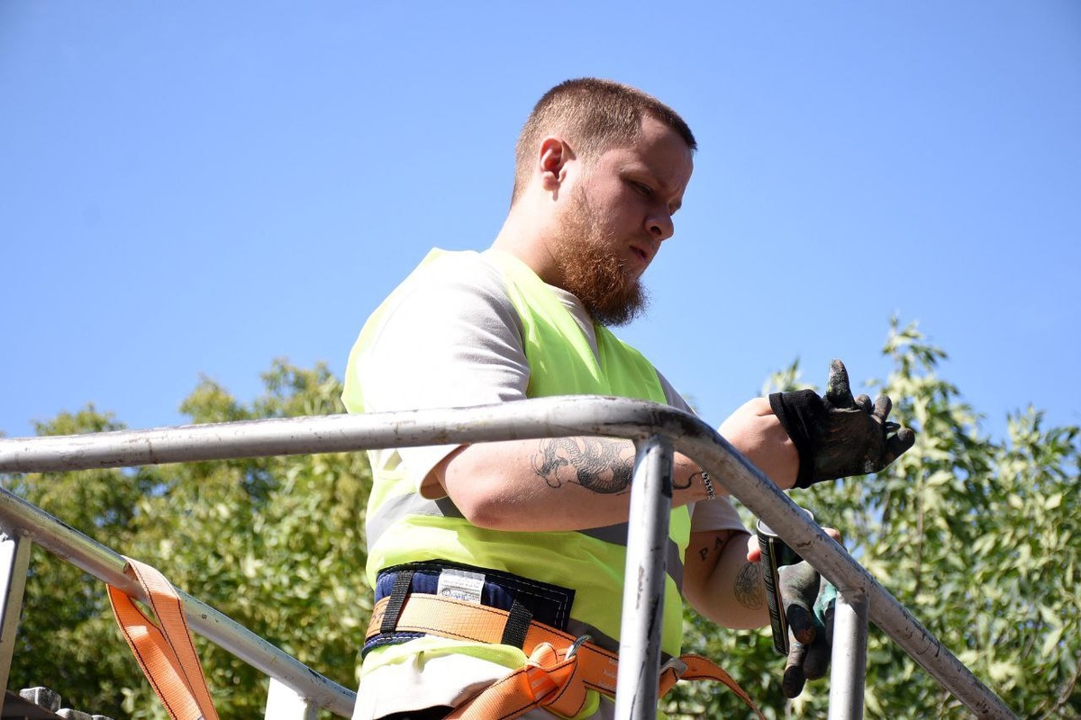     В Оренбурге завершают создание граффити «Корни будущего» Оренбуржье
📷    В Оренбурге завершают создание граффити «Корни будущего» Оренбуржье
