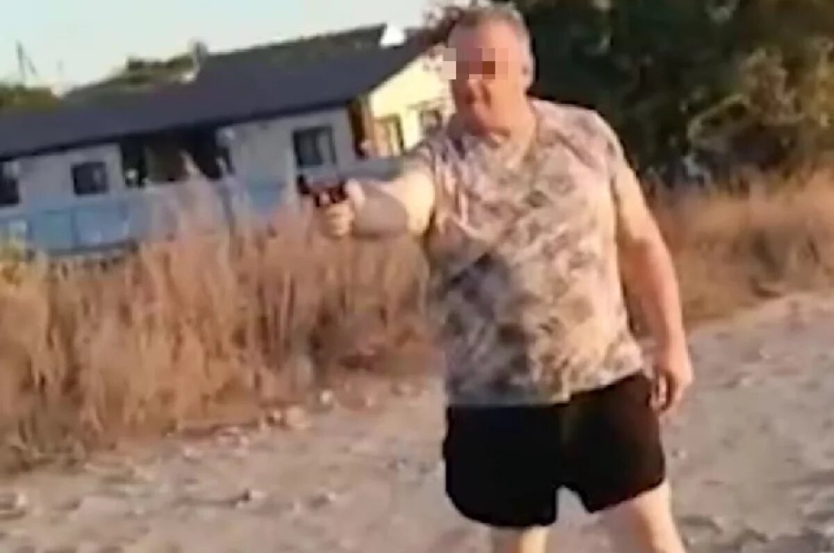    Бывший полицейский стал участником конфликта со стрельбой в Краснодарском крае.