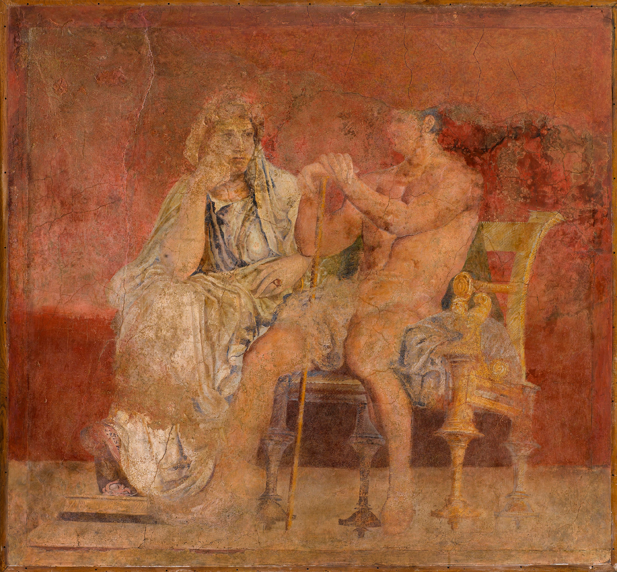 Декор банкетного зала
В 79 году н.э. Везувий обрушился не только на прилегающие города, но и на уединенные виллы состоятельных граждан, разбросанные по живописной сельской местности. Среди них была и резиденция Публия Фанния Синистора. Личность самого Синистора нам неизвестна, однако его вилла, поражающая роскошью и изобилием росписей, недвусмысленно указывает на его высокое положение и богатство. Многие из этих картин, ныне находящиеся в музеях, дошли до нас в поразительной сохранности. В их палитре преобладают розовые тона, которые художники использовали для передачи оттенков кожи, делая их более светлыми для женщин и более насыщенными, оранжевыми, для мужчин.
Настенная роспись из столовой виллы Публия Фанния Синистора в Боскореале (Кампания). Музей Метрополитен, Нью-Йорк.