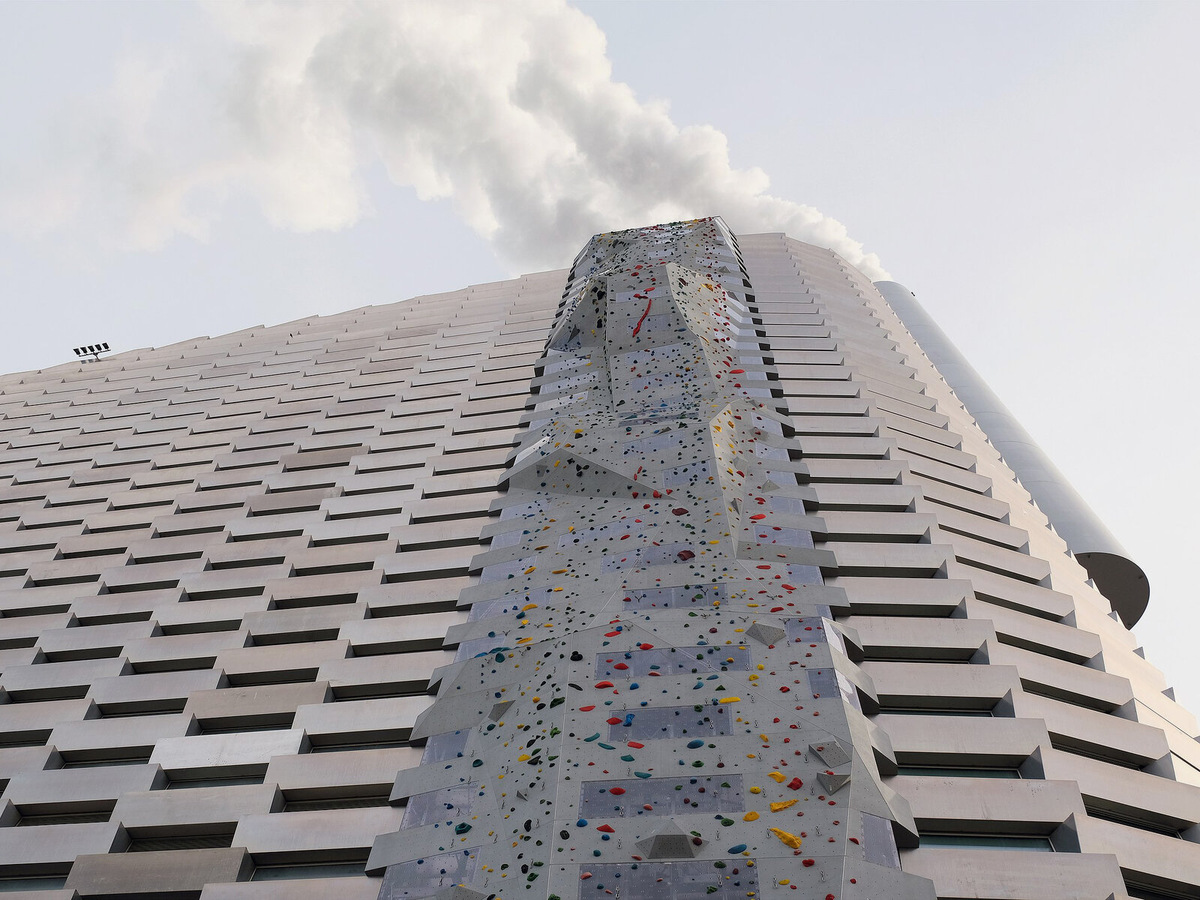 Трассы на скалодроме сложные. Они имитируют реальный горный рельеф. Фото: kallerna / Wikimedia 