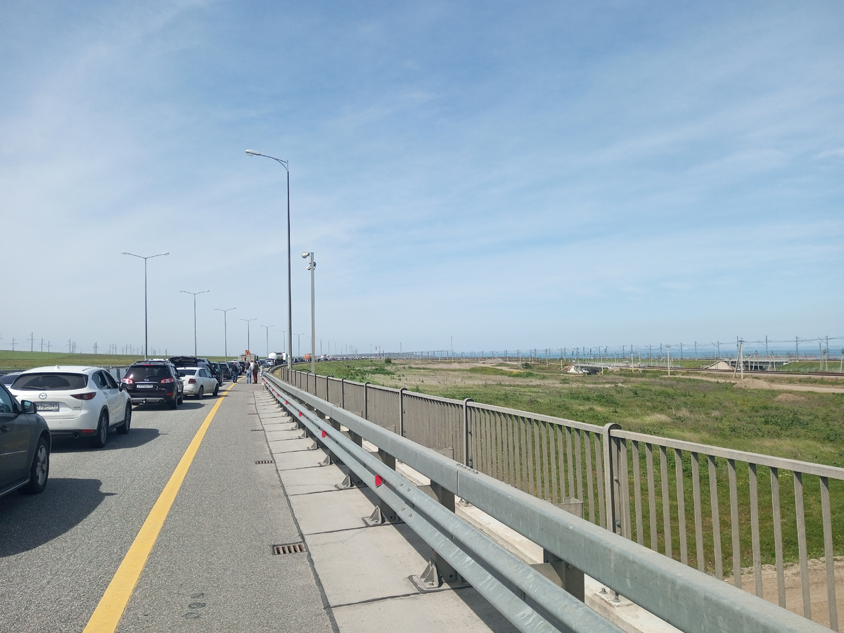 Уже стоим ! ЖАРА! А до моста еще ооочень далеко!