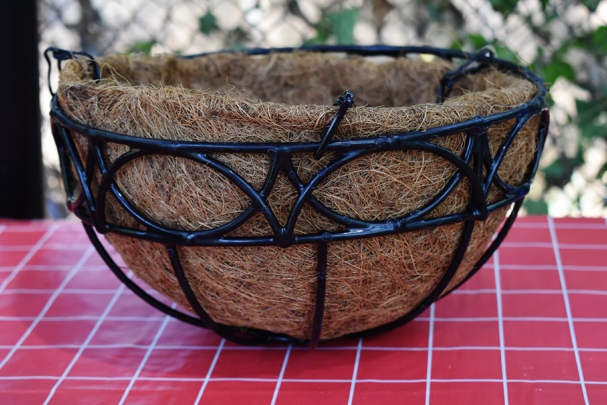 Маленькое подвесное кашпо. Из таких у меня 3 шара. И один из больших кашпо. Внутри коковита, которую вынимаю.