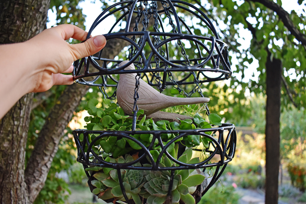 Шар из двух половинок кашпо. Ничем не скрепляю, чтобы можно было поднимать верхнюю половину.