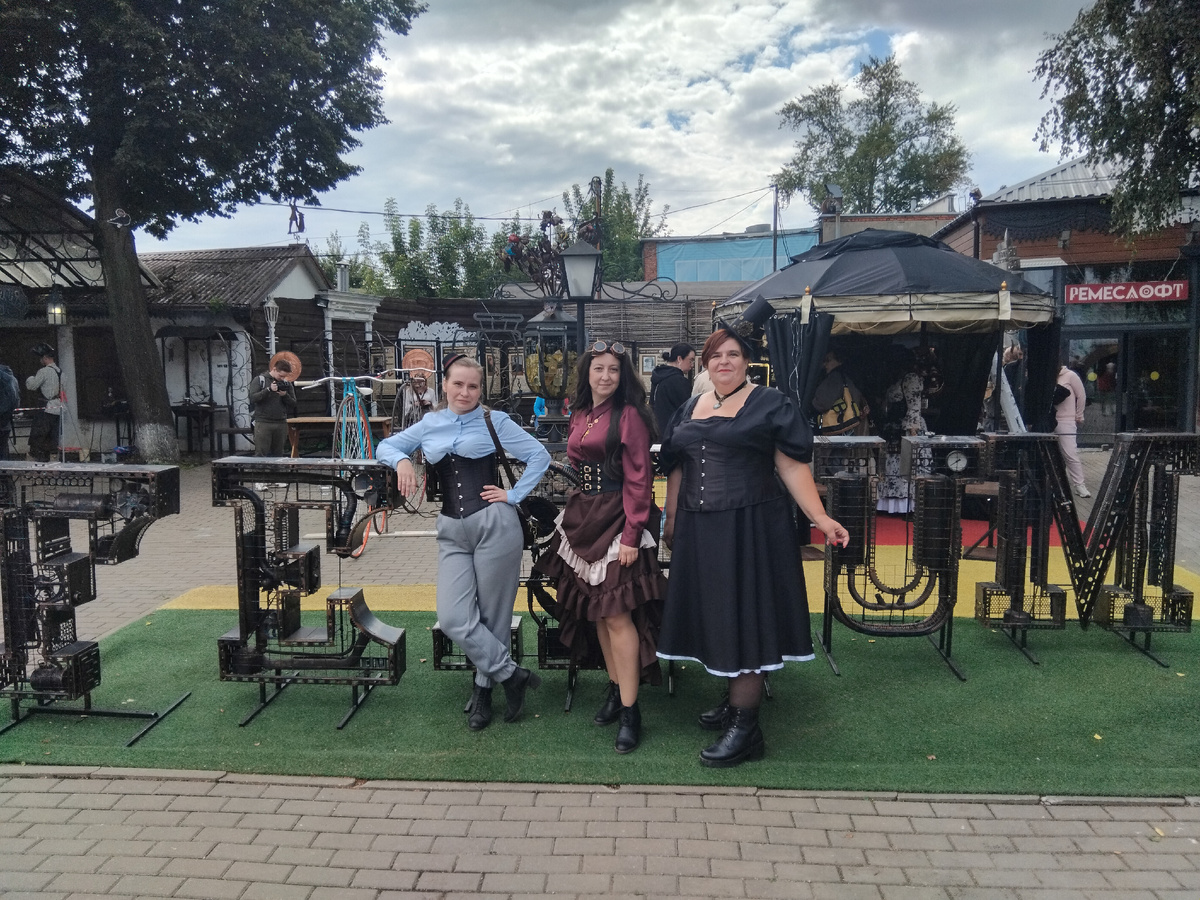 С девчонками)