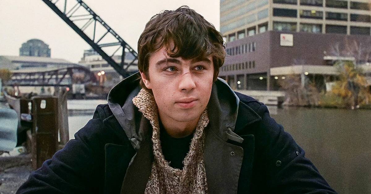 "Есть фильмы, которые становятся не просто частью истории кино, а частью нашей коллективной памяти. Они проникают в ДНК целого поколения, а их герои становятся народными символами. Именно таким стал фильм Алексея Балабанова "Брат" (1997) и его культовый главный герой – Данила Багров. Прошло уже больше четверти века, но почему же этот фильм до сих пор вызывает столько откликов, а фразы из него стали бессмертными цитатами? Давайте разберемся."