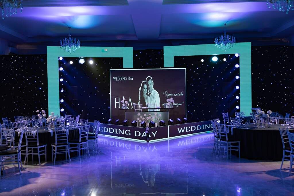 Форматы свадеб тоже меняются. Если раньше преобладали большие банкеты, то сейчас все чаще встречаются камерные торжества – на 25–30 человек. Но и крупные свадьбы на 100–120 гостей востребованы.
