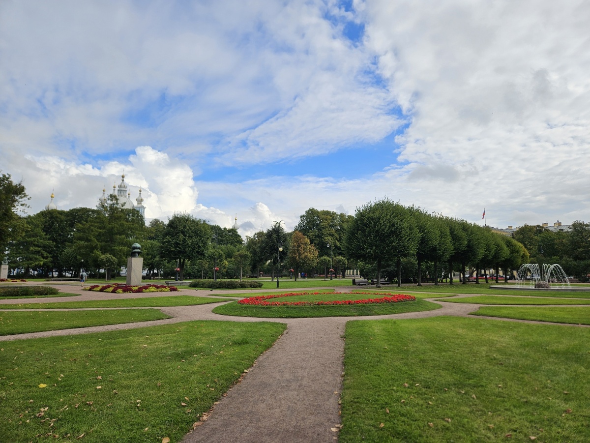 Сад-партер Смольного.