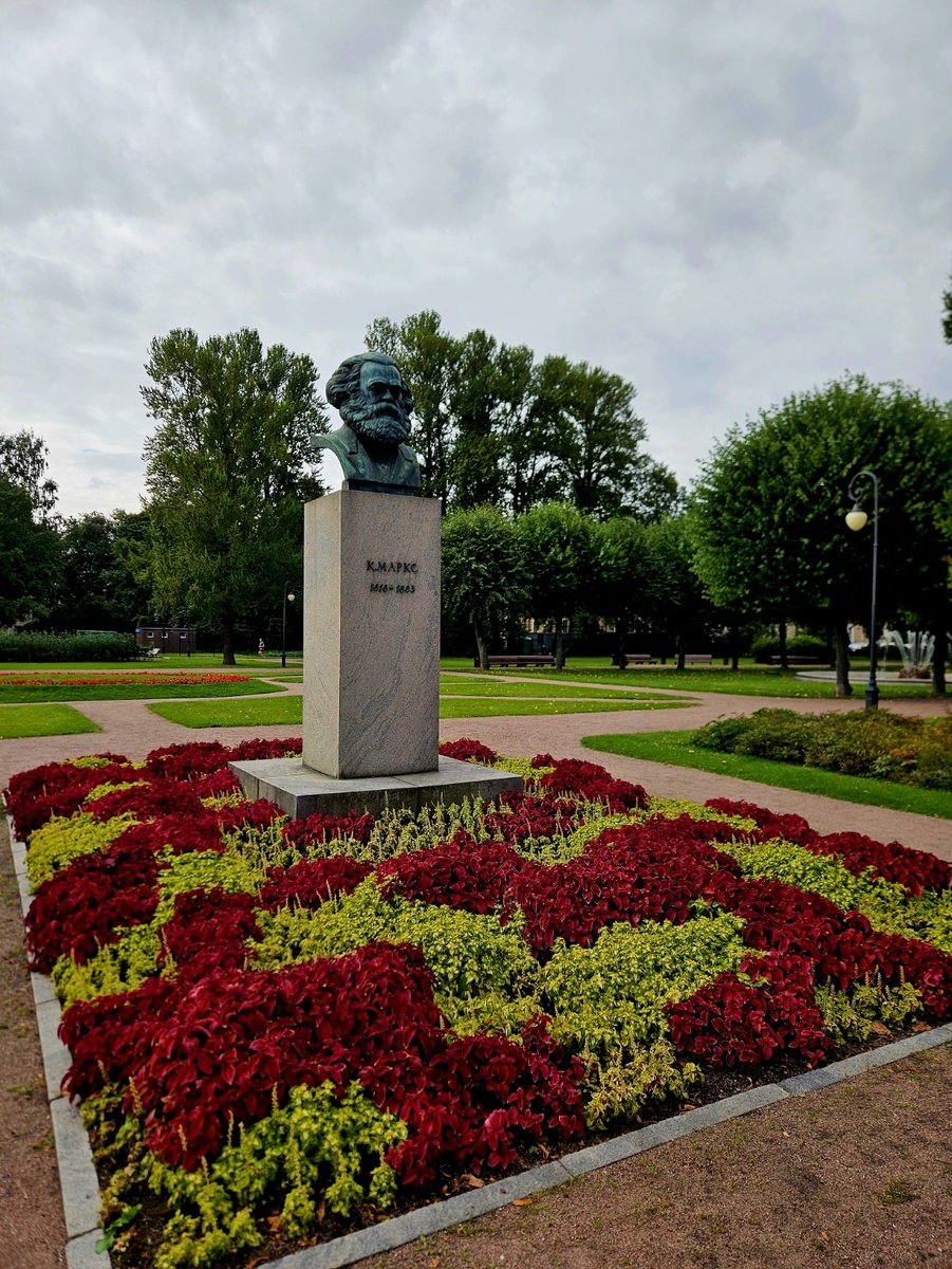 Памятник Карлу Марксу в Саду-партере Смольного. 1931-1932, Авторы: ск. Евсеев С. А., арх. Щуко В. А., арх. Гельфрейх В. Г.