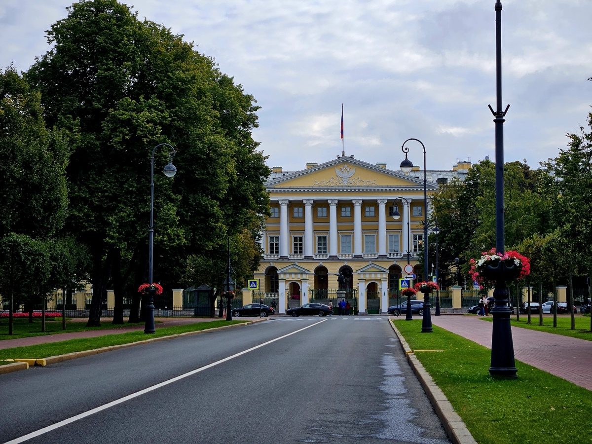 Переходим аллею Смольного от Маркса к Энгельсу, попутно бросаем взгляд направо, на Императорское Воспитательное общество благородных девиц (Смольный институт) — Администрацию СПб.