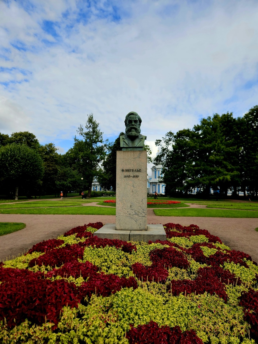 Памятник Фридриху Энгельсу в Саду-партере Смольного. 1931-1932, Авторы: ск. Евсеев С. А., арх. Щуко В. А., арх. Гельфрейх В. Г.