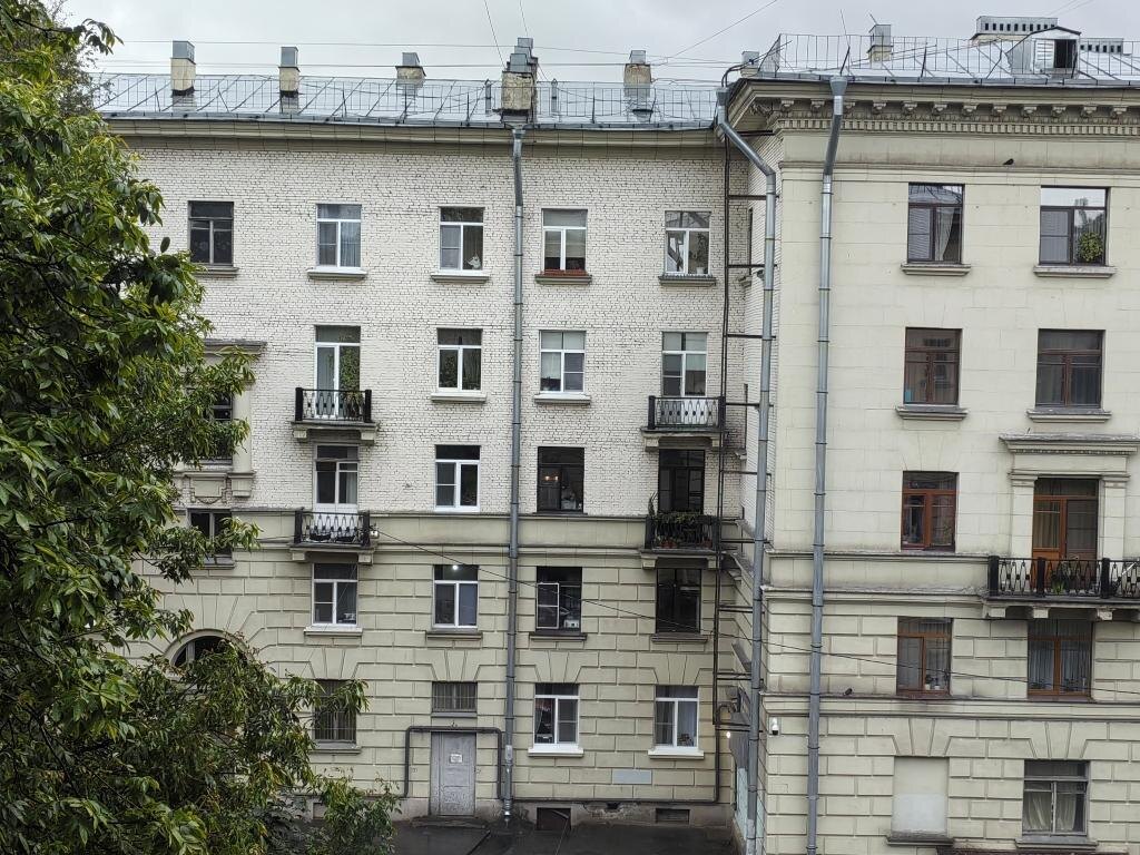 Дом напротив почти такой же, только расположение балконов у нас на третьем и пятом этажах. А еще там видно на первом этаже заложенное окно - это электрический трансформатор.