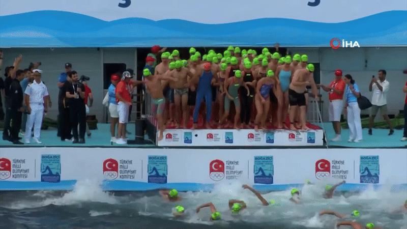 Пока же организаторы заплыва категорически отрицают, что поиски Николая начались лишь спустя несколько часов после его исчезновения. GIF с ТГ-канала Zvezdanews