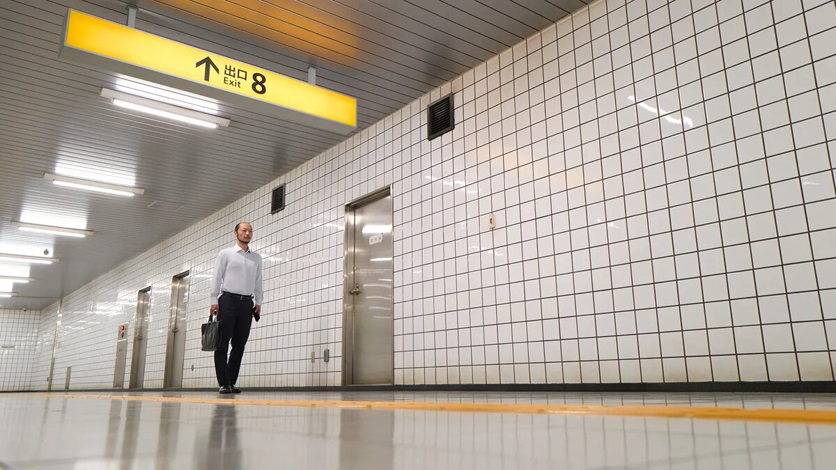   Кадр из фильма «Выход 8» / режиссер Гэнки Кавамура / Aoi Promotion