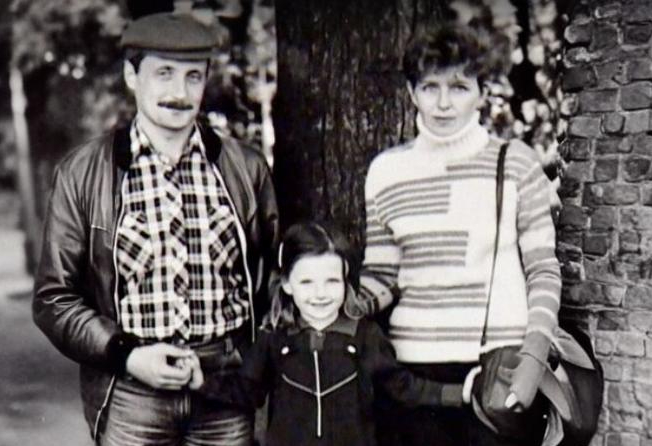 Эмилия в детстве с родителями