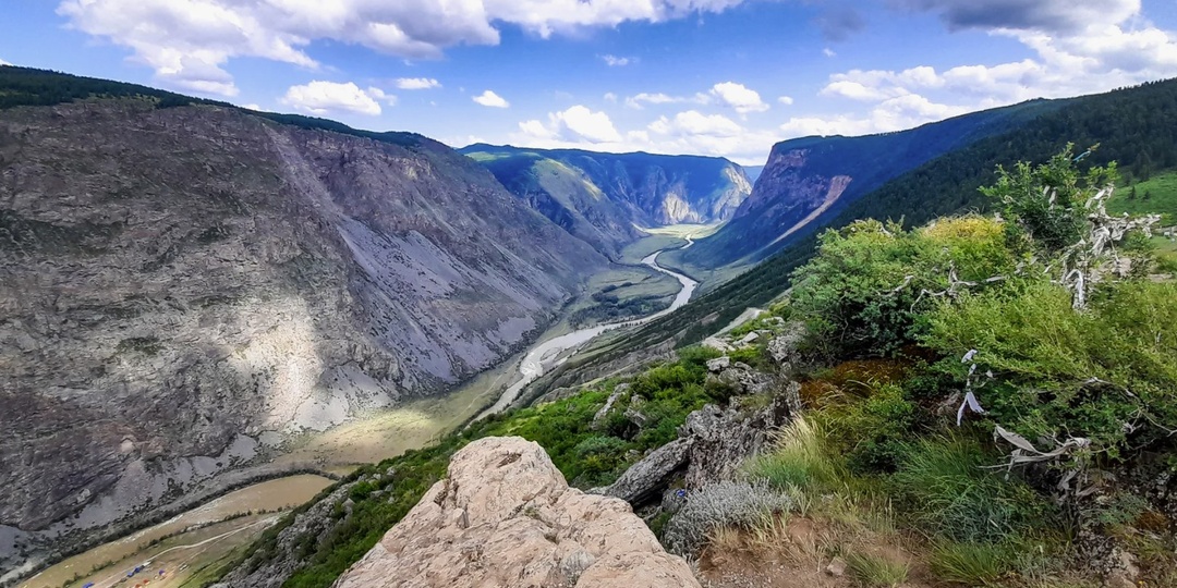 Панорама на Алтай с перевала Кату-Ярык и дорога в долину реки Чулышман