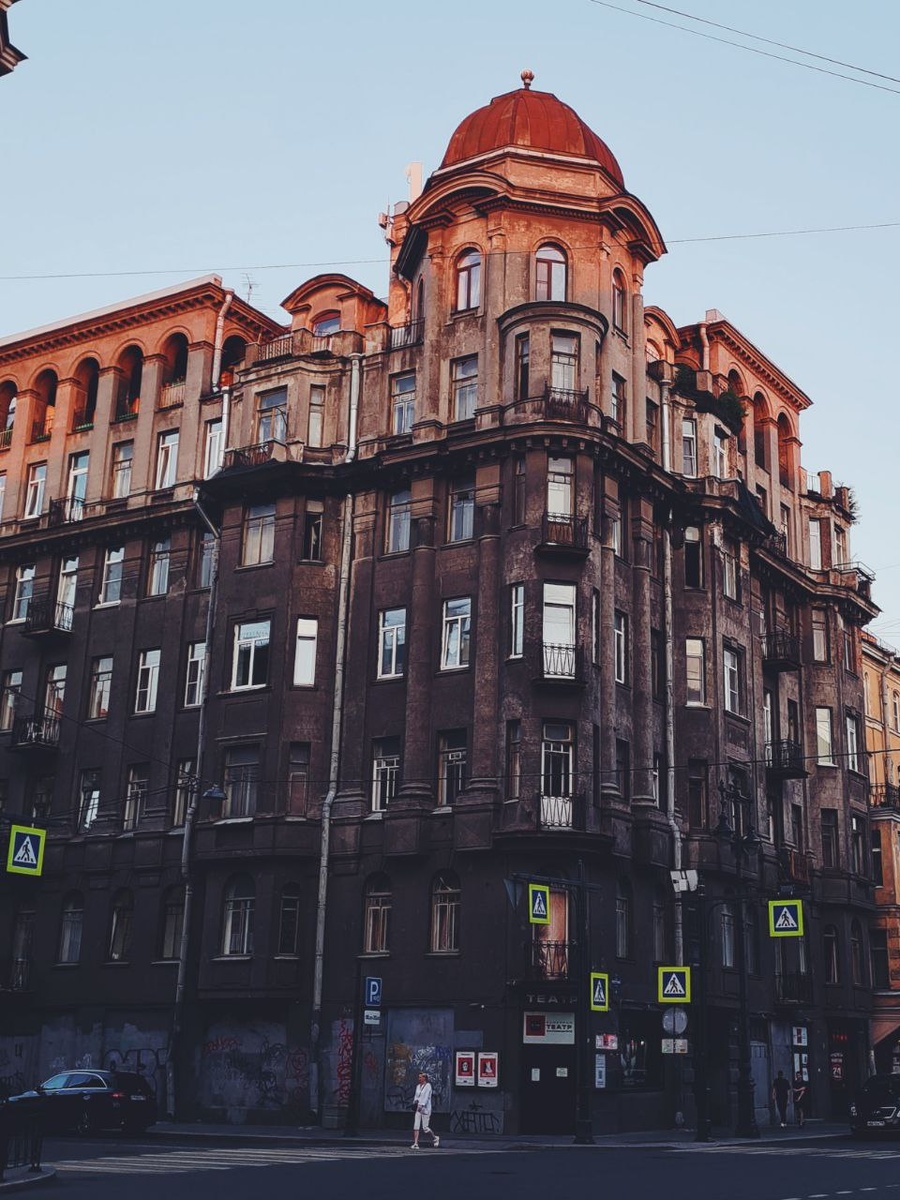 Дом Фукса привлекает внимание прохожих. Фото: Парадная гостья