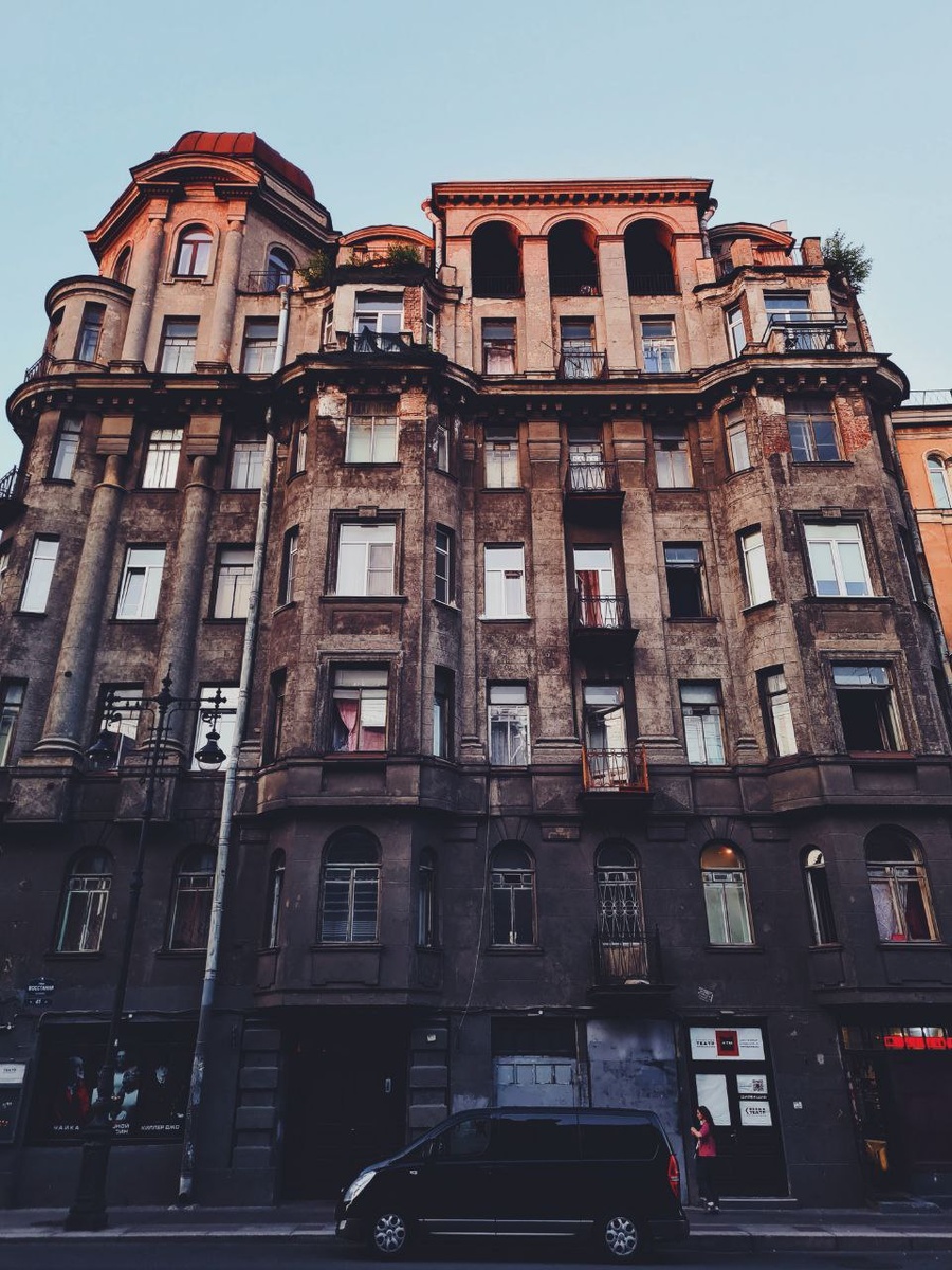 Особенно завидую тем, у кого емть возможность выходить на мансардный этаж. Фото: Парадная гостья