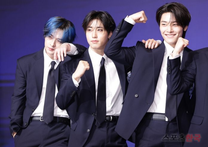 Фото с пресс-конференции по поводу выхода альбома "Karma"