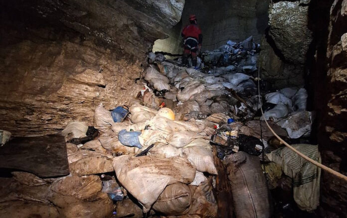    Мусор в пещере Бережного. Фото: t.me/sochigeograf