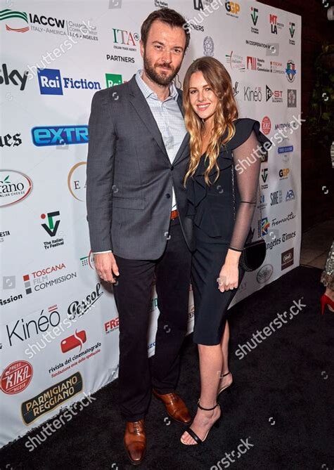 

Коста Ронин родился в Калининграде, а стал звездой в США. Он снялся в сериалах The Americans, Homeland, у Тарантино в Once Upon a Time in Hollywood. В 2021 году актёр женился на американке Ли Лоудер. Пара ведёт закрытую жизнь, но известно, что вскоре у них появился ребёнок.