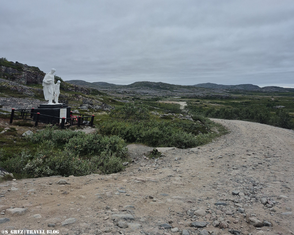 Памятник, в сторону Среднего полуострова.