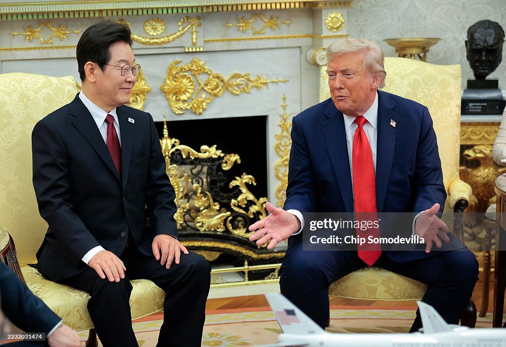 Президент Трамп Встретился c Президентом Южной Кореи Ли Чжэ Меном в Белом Доме.
ВАШИНГТОН, округ Колумбия - 25 августа 2025 г. Лидеры двух стран обсудили вопросы обороны и торговли. (Фото Чипа Сомодевиллы/Getty Images)