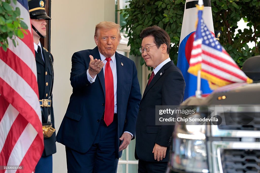 Президент США Дональд Трамп (слева) приветствует президента Южной Кореи Ли Чжэ Мена, прибывшего в Белый дом 25 августа 2025 года в Вашингтоне, округ Колумбия. (Фото: Чип Сомодевилла/Getty Images)