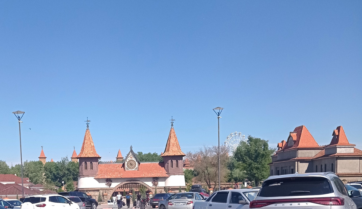 Вход в парк "Лога"