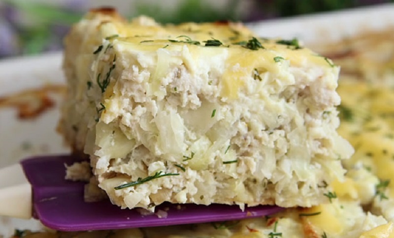 Запеканка с куриным фаршем и капустой: сочный ужин с хрустящей сырной корочкой