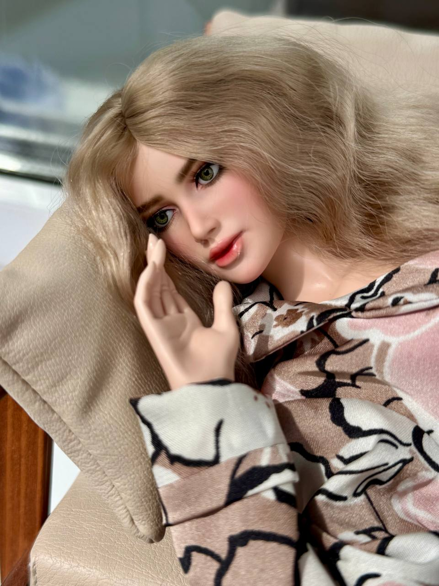 такие необычные ощущения от ее фотографирования. Больше всего напоминает фарфоровую куклу. Я когда-то начинала с них свое коллекционирование, поэтому они вызывают очень трепетные чувства