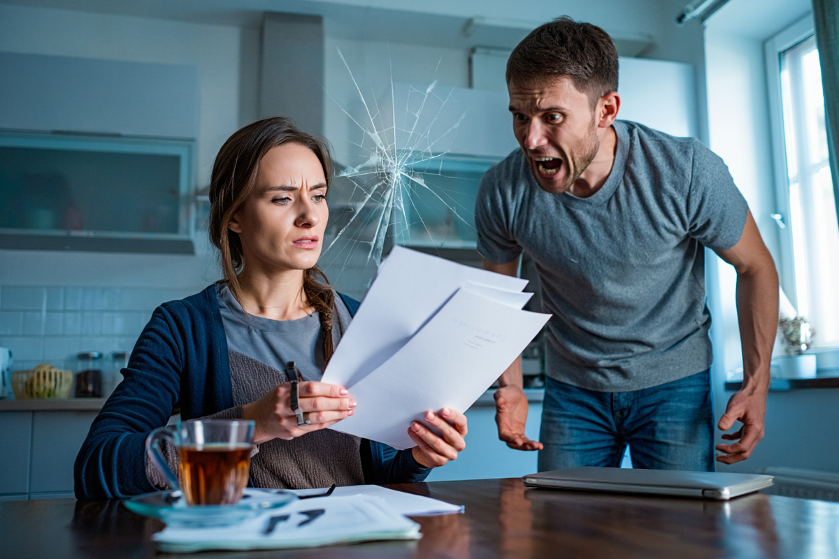 «Ты унижал меня год. А теперь, когда я получила наследство, я вдруг стала - «любимой»? Опоздал!», - холодно сказала Виолетта.