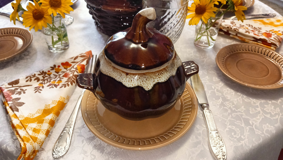 Краски осени на моем винтажном столе. Фото автора