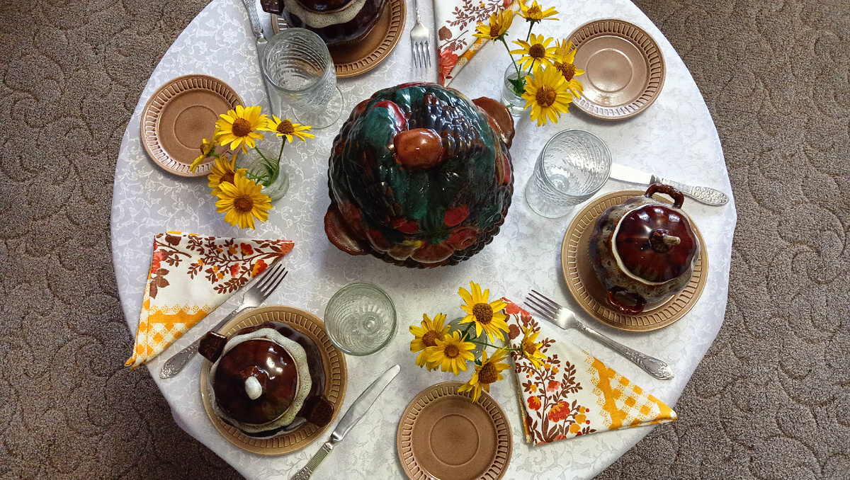 Краски осени на моем винтажном столе. Фото автора