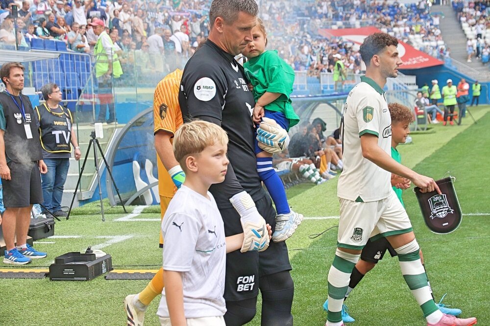 Капитаны команд: вратарь "Крыльев" Сергей Песьяков (на фото в черной форме) и полузащитник "Краснодара" Эдуард Сперцян (на фото в белой форме).