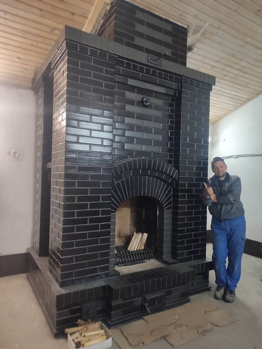 С открытым порталом и сводом манье 