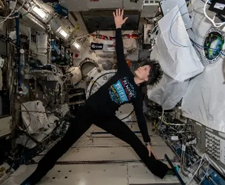 Астронавт ЕКА Саманта Кристоферетти демонстрирует физические упражнения на МКС для предотвращения потери костной и мышечной массы в невесомости. Фото: ESA