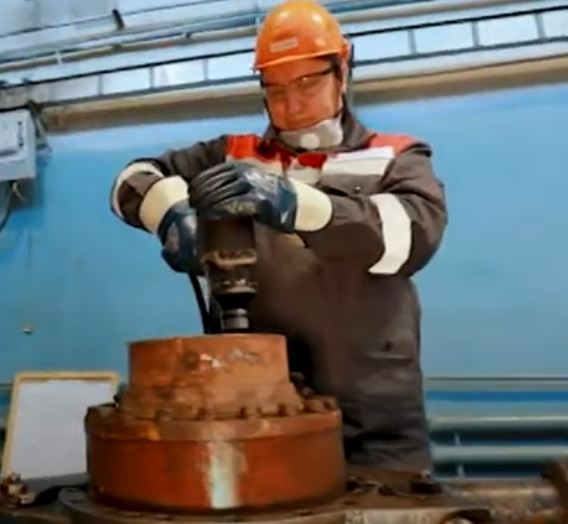 комедии и приключения новичка в цехе слесарей