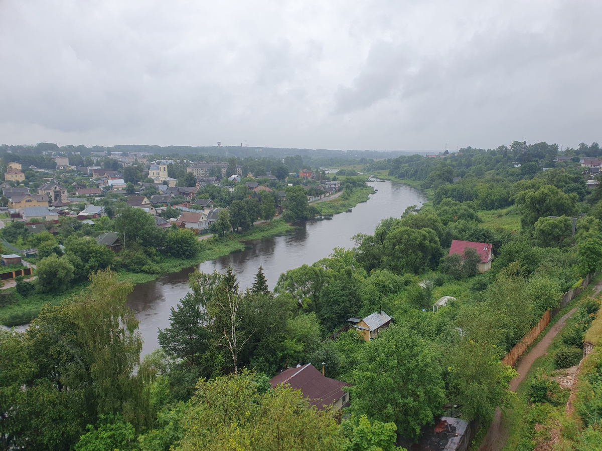 Вид со смотровой площадки на реку Тверцу и Торжок