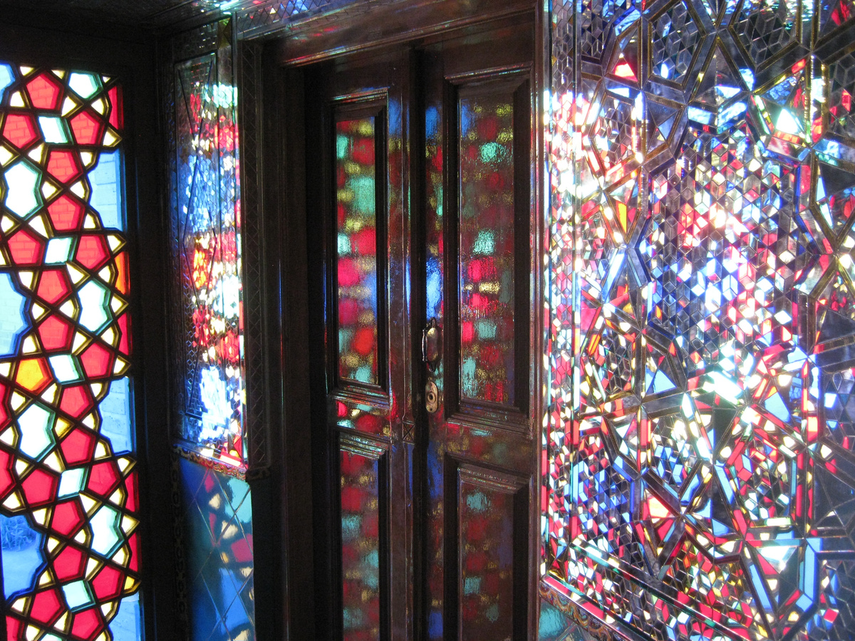 Мечеть Насир Оль Мольк на рассвете, витражи