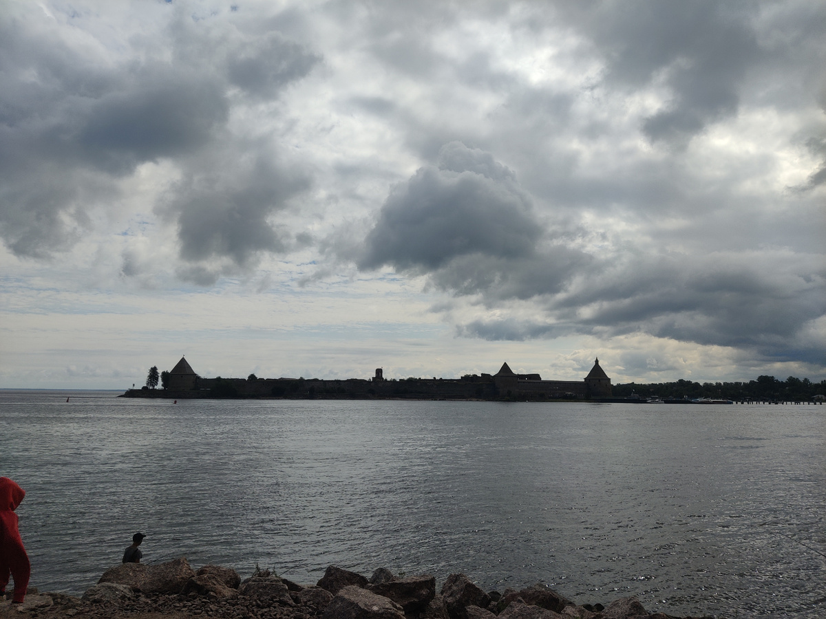 Крепость Орешек с берега Невы, со стороны Петрокрепости