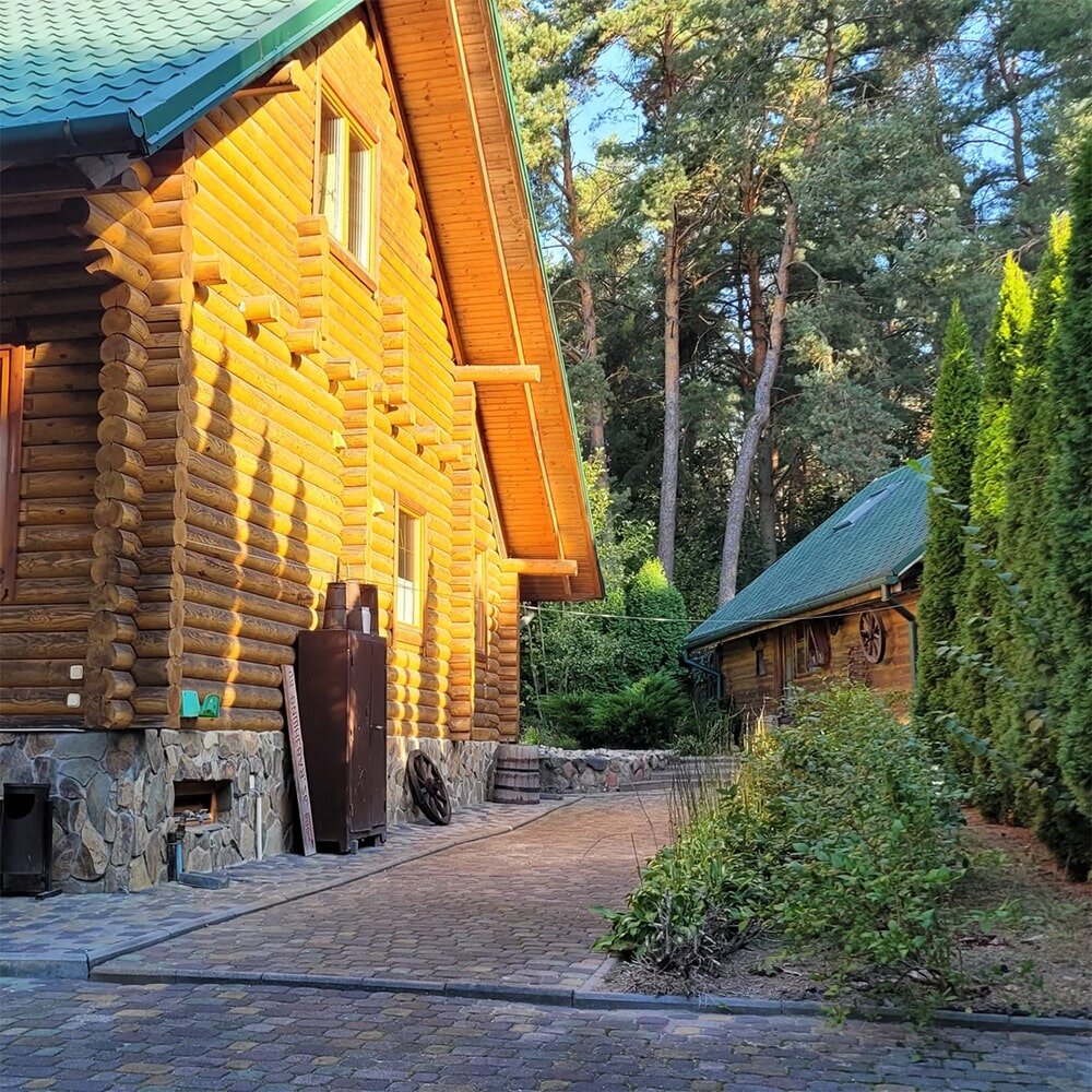 Типичная современная дача в Подмосковье: дом из бруса, вымощенные дорожки, хвойный участок и все коммуникации — для отдыха и уюта круглый год.