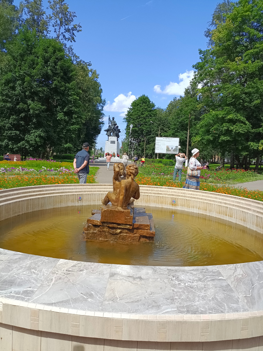 Фонтан в центральной части Осташкова
