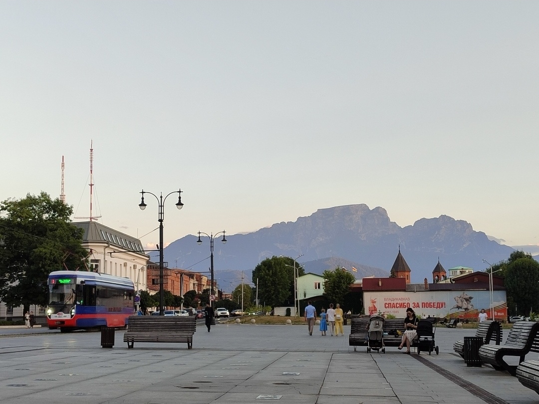 Трамвай на фоне гор на улице Мира. Эх, был бы аппарат помощнее... 